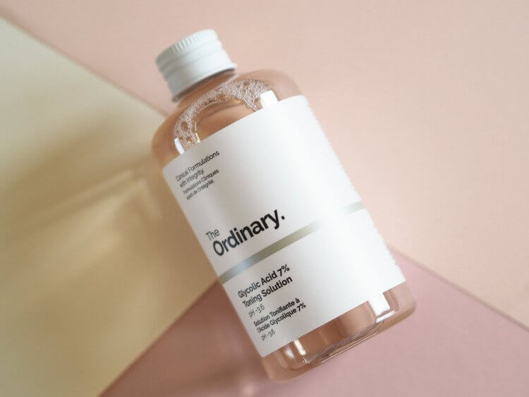 The Ordinary Glycolic Acid 7% Toning Solution 240ml โทนเนอร์เช็ดผิวประกอบด้วย Glycolic Acid เป็นกรดอัลฟ่าไฮดรอกซิลที่ช่วยผลัดเซลล์ผิวถึง 7% ผสานอนุพันธ์ของพริกไทยเปอร์เซียเพื่อช่วยลดการระคายเคือง